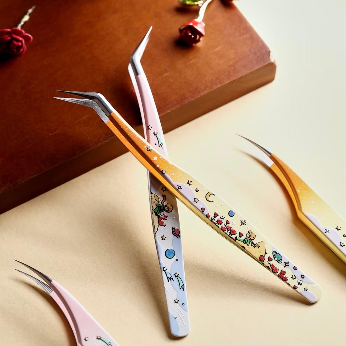 WuWeiQingHuan 7.0 Star Dream Prince Series Tweezers Starry Trail – Golden Feather Tweezers - JoyJollyCrafts